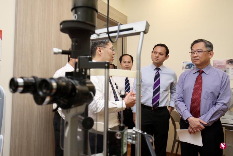 吉丰家庭诊所(Keat Hong Family Medicine Clinic) 今天正式开幕,为蔡厝港居民提供便利的综合医疗服务。图为卫生部长颜金勇参观设施。(邬福梁摄) 吉丰家庭诊所(Keat Hong Family Medicine Clinic) 今天正式开幕,为蔡厝港居民提供便利的综合医疗服务。图为卫生部长颜金勇参观设施。(邬福梁摄)