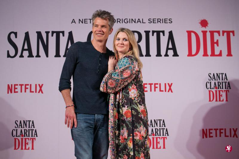 Santa Clarita Diet剧中男女主角Drew Barrymore与Tim Olyphant(图由Rapeephat Sitichailapa摄、Netflix提供)。 Santa Clarita Diet剧中男女主角Drew Barrymore与Tim Olyphant(图由Rapeephat Sitichailapa摄、Netflix提供)。