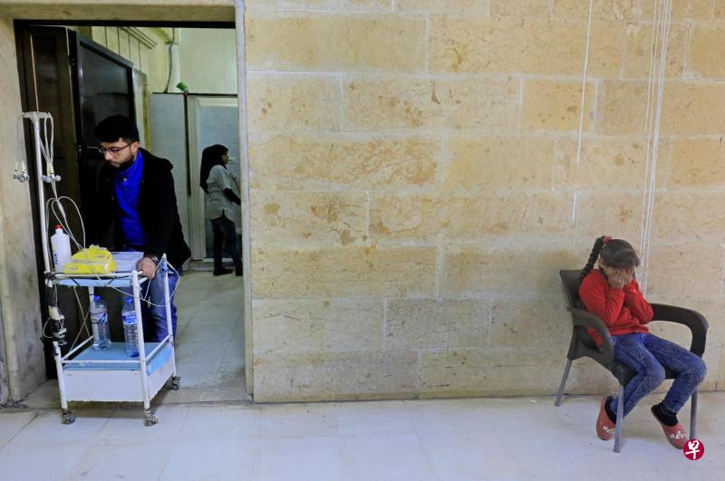 2018年1月31日,一个叙利亚库尔德女孩在阿夫林医院哭泣,她生活的村庄遭土耳其空袭,其受伤的亲属正接受治疗。(法新社) 2018年1月31日,一个叙利亚库尔德女孩在阿夫林医院哭泣,她生活的村庄遭土耳其空袭,其受伤的亲属正接受治疗。(法新社)