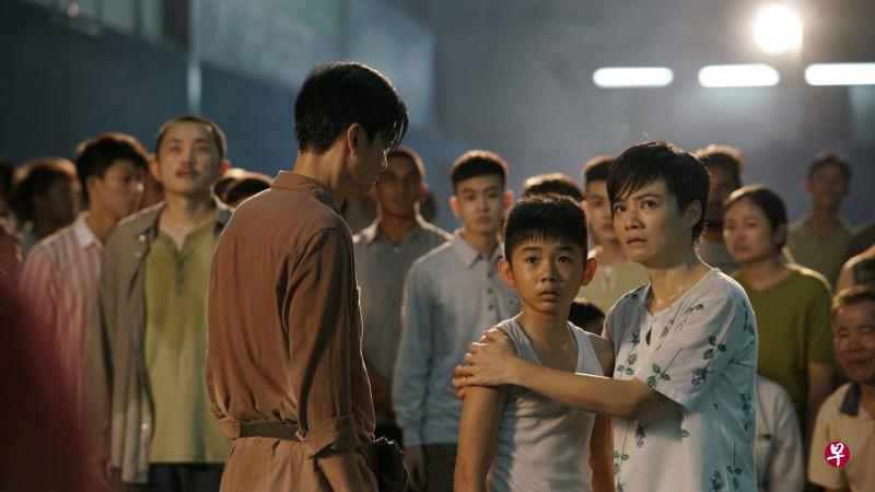 黄炜杰(左图中)、曾冠源(右图)饰演不同时期的李宗伟。杨雁雁(左图右)演李宗伟的母亲。(剧照) 黄炜杰(左图中)、曾冠源(右图)饰演不同时期的李宗伟。杨雁雁(左图右)演李宗伟的母亲。(剧照)