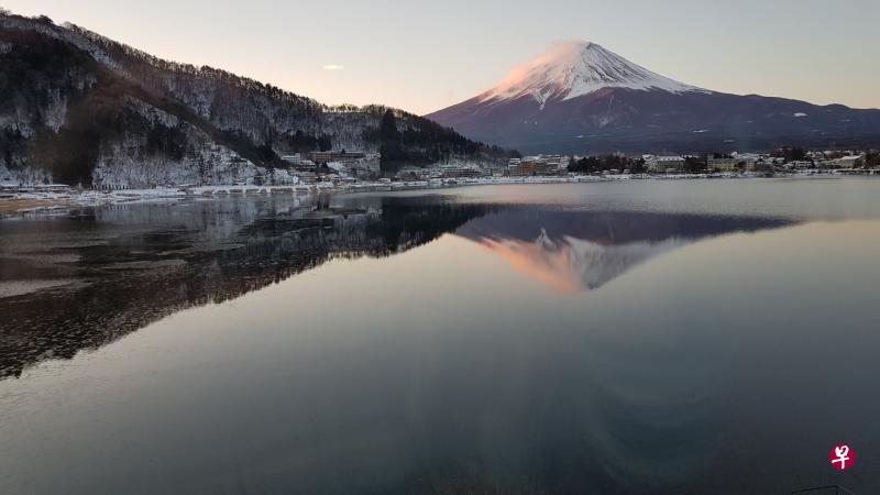 所谓的“逆富士”是指富士山在平静湖面中的倒影,一个人能见到逆富士,等于同时见着两座富士山,运气可谓超好。 所谓的“逆富士”是指富士山在平静湖面中的倒影,一个人能见到逆富士,等于同时见着两座富士山,运气可谓超好。