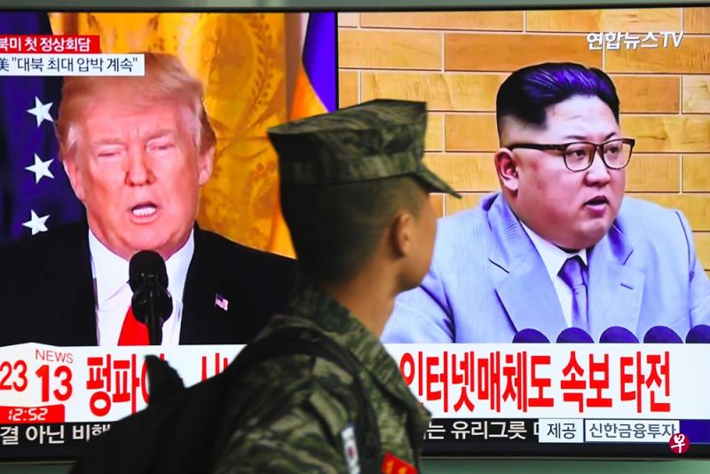 一名韩国士兵正观看电视播放,有关美国总统特朗普与朝鲜最高领导人金正恩可能举行会谈的消息。(法新社) 一名韩国士兵正观看电视播放,有关美国总统特朗普与朝鲜最高领导人金正恩可能举行会谈的消息。(法新社)