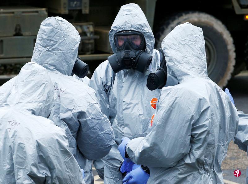 俄罗斯前双面间谍斯克里帕尔父女本月4日遭到神经毒剂攻击后,身穿化武防护罩的军方人员在现场展开调查。(路透社) 俄罗斯前双面间谍斯克里帕尔父女本月4日遭到神经毒剂攻击后,身穿化武防护罩的军方人员在现场展开调查。(路透社)