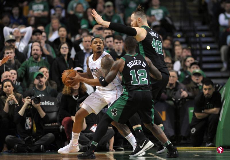 巫师大将比尔(左)在比赛中遭凯尔特人拜恩斯(右)和罗齐尔两人防守。(今日美国) 巫师大将比尔(左)在比赛中遭凯尔特人拜恩斯(右)和罗齐尔两人防守。(今日美国)