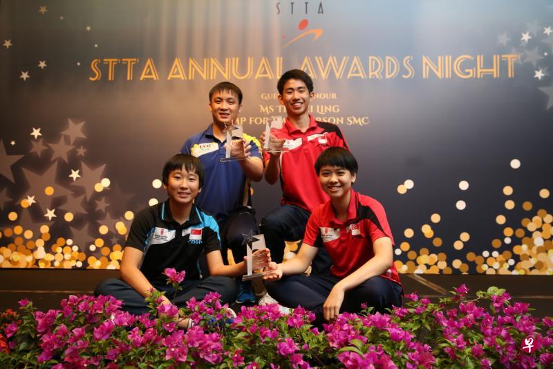 庞学杰(左二)荣膺乒总年度最佳球员奖,周靖祎(左一)与冯耀恩(右二)分别获选为最佳新苗与少年球员。魏睿萱获颁高水平训练辅助津贴。(海峡时报) 庞学杰(左二)荣膺乒总年度最佳球员奖,周靖祎(左一)与冯耀恩(右二)分别获选为最佳新苗与少年球员。魏睿萱获颁高水平训练辅助津贴。(海峡时报)