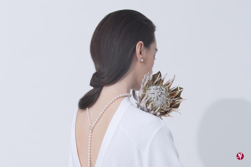 越来越多本地女性喜欢用珍珠搭配婚纱,抑或让珍珠串装饰玉背。(商家提供) 越来越多本地女性喜欢用珍珠搭配婚纱,抑或让珍珠串装饰玉背。(商家提供)