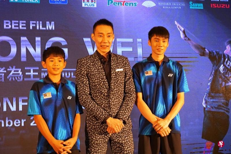 李宗伟(中)日前在马国与电影中的两个小“李宗伟”合影。右为黄炜杰,左为曾冠源。(互联网) 李宗伟(中)日前在马国与电影中的两个小“李宗伟”合影。右为黄炜杰,左为曾冠源。(互联网)