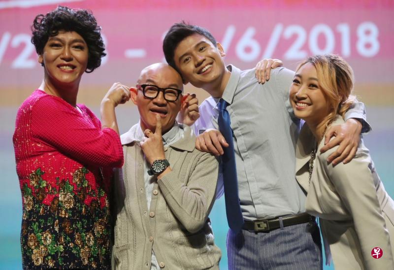 《我的妈妈是ENY?狮城温馨版》的本地演员包括赖宇涵(左起)、林尤发、陈俊铭和汤薇恩。 《我的妈妈是ENY?狮城温馨版》的本地演员包括赖宇涵(左起)、林尤发、陈俊铭和汤薇恩。