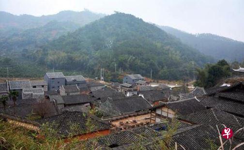 资料图:位于福建宁德市霞浦县溪南镇的半月里畲族村落。(中新网) 资料图:位于福建宁德市霞浦县溪南镇的半月里畲族村落。(中新网)