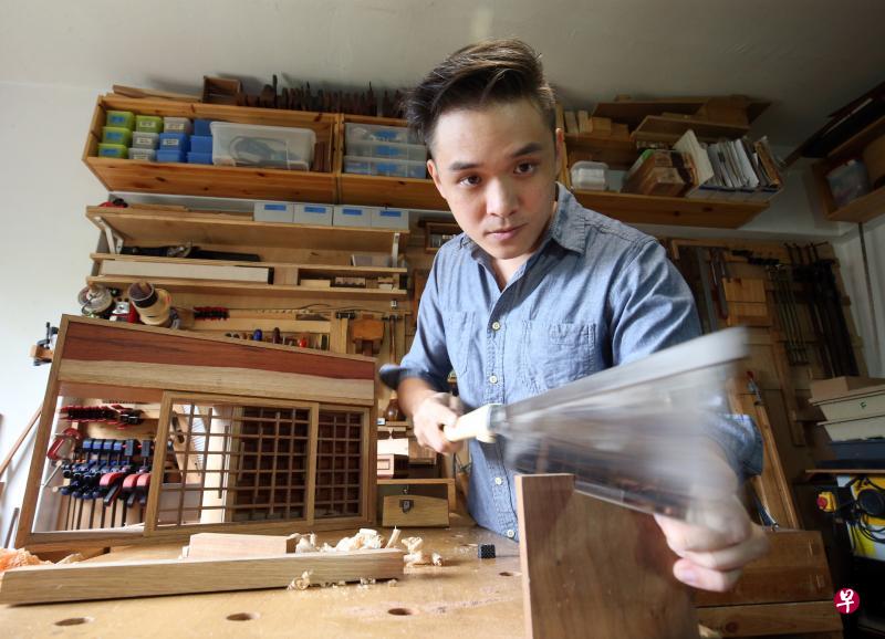 郭宗晖在家里的木工坊落实自己的创意概念。他用刨、锯等制成各种木制品。 郭宗晖在家里的木工坊落实自己的创意概念。他用刨、锯等制成各种木制品。