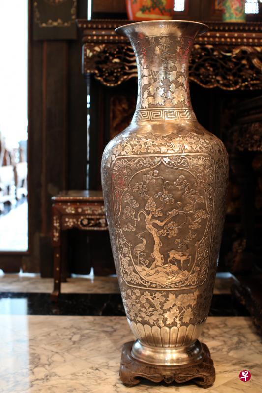 堂主最近购藏的雕工精细巨型纯银瓶,由上海凤祥银楼在1900-1910年间手工打造。 堂主最近购藏的雕工精细巨型纯银瓶,由上海凤祥银楼在1900-1910年间手工打造。