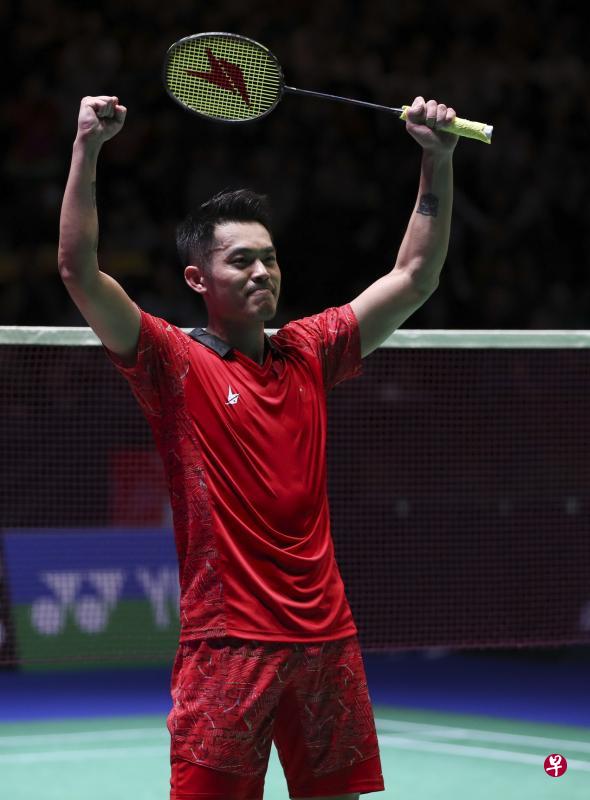 中国名将林丹振臂庆祝第28次击败宿敌马来西亚的李宗伟。(新华社) 中国名将林丹振臂庆祝第28次击败宿敌马来西亚的李宗伟。(新华社)