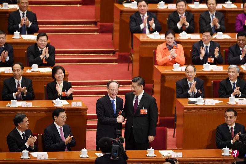 王岐山(左)当选中国国家副主席后与国家主席习近平握手致意。(法新社) 王岐山(左)当选中国国家副主席后与国家主席习近平握手致意。(法新社)