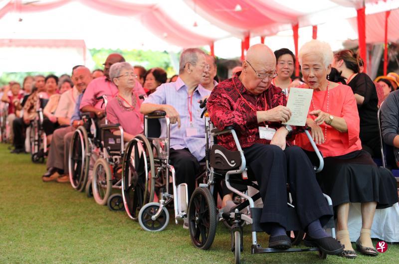 尽管已白发苍苍、行动不便,170对金婚夫妇昨天仍聚集在总统府,向彼此再次宣誓,更新婚姻誓约。(林泽锐摄) 尽管已白发苍苍、行动不便,170对金婚夫妇昨天仍聚集在总统府,向彼此再次宣誓,更新婚姻誓约。(林泽锐摄)