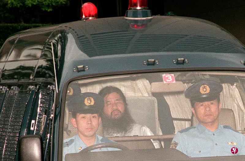 日本邪教奥姆真理教教头麻原彰晃在1995年被送往东京地方法庭接受询问。(法新社) 日本邪教奥姆真理教教头麻原彰晃在1995年被送往东京地方法庭接受询问。(法新社)