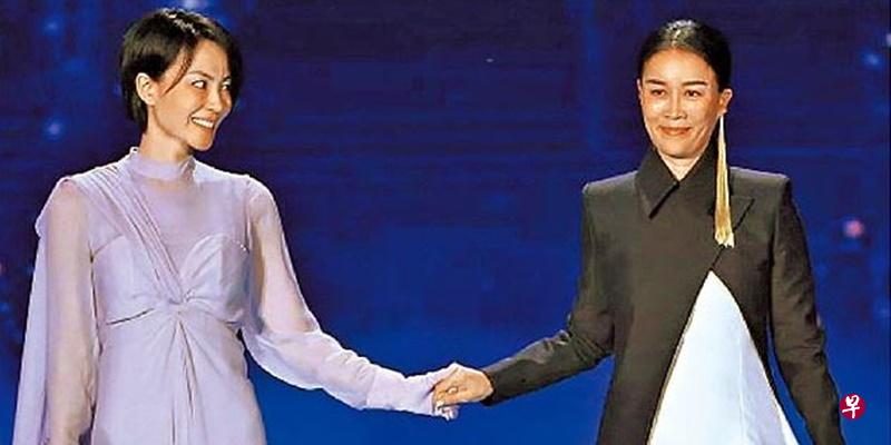 王菲(左)与那英除夕在《春晚》美声合鸣。(互联网) 王菲(左)与那英除夕在《春晚》美声合鸣。(互联网)