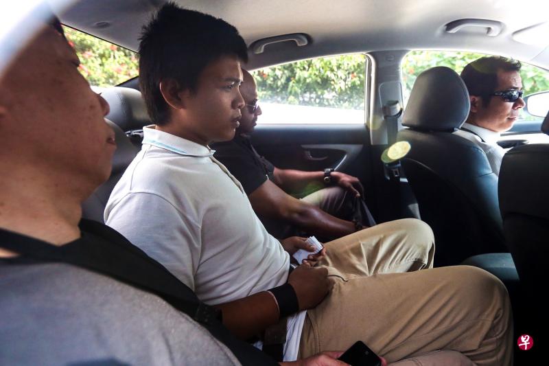 伊斯干达(白衣者)今早被判终身监禁和18下鞭刑。(档案照片) 伊斯干达(白衣者)今早被判终身监禁和18下鞭刑。(档案照片)