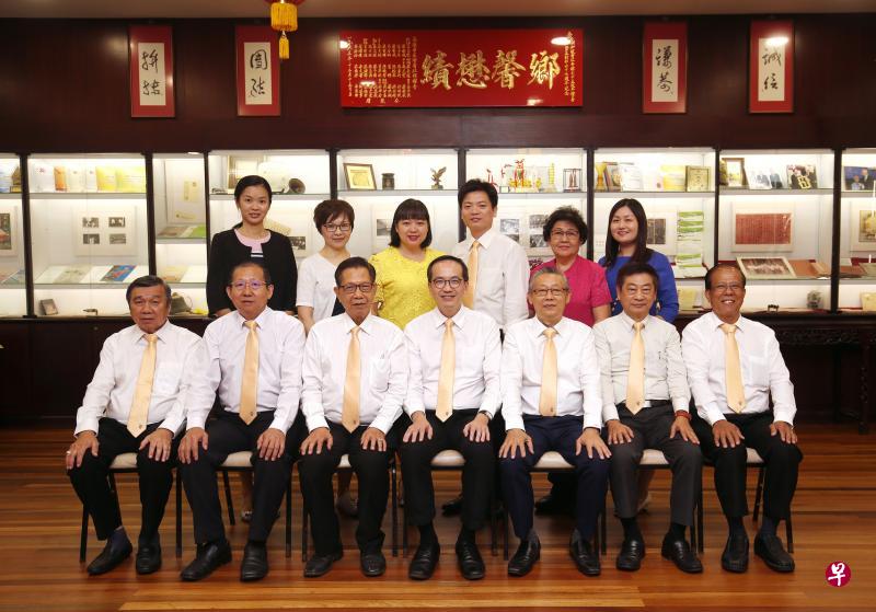 晋江会馆百年庆筹委会会员有福利股副主任林忠发(前排左起)、副财政施湧海、副会长李春逢、会长卜清锺、总务蔡少铭、财政萧宝禄和教育股副主任李国荣;后排左起为青年团宣传组组长邱宁毅、青年团宣传组李冠芳、执行秘书李晓民、青年团顾问陈本忠、特刊主编彭丽儿和妇女组副主任张露。(陈福洲摄) 晋江会馆百年庆筹委会会员有福利股副主任林忠发(前排左起)、副财政施湧海、副会长李春逢、会长卜清锺、总务蔡少铭、财政萧宝禄和教育股副主任李国荣;后排左起为青年团宣传组组长邱宁毅、青年团宣传组李冠芳、执行秘书李晓民、青年团顾问陈本忠、特刊主编彭丽儿和妇女组副主任张露。(陈福洲摄)