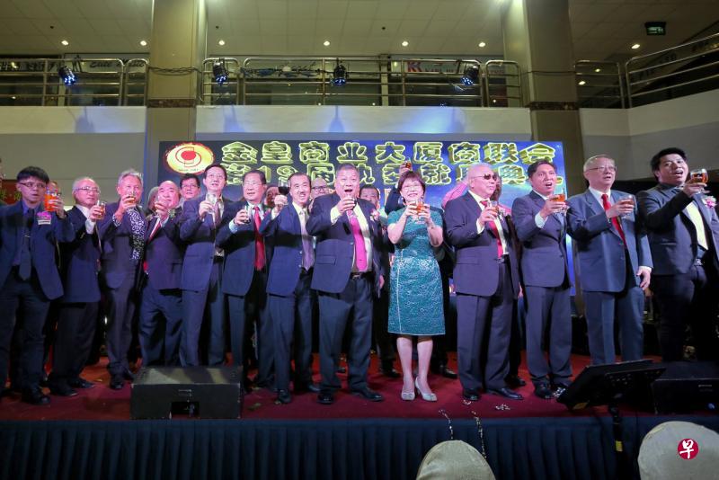 潘丽萍(前排右五)和胡启耀(前排左四)以及全体执委向会员和来宾祝酒。(徐颖荃摄) 潘丽萍(前排右五)和胡启耀(前排左四)以及全体执委向会员和来宾祝酒。(徐颖荃摄)