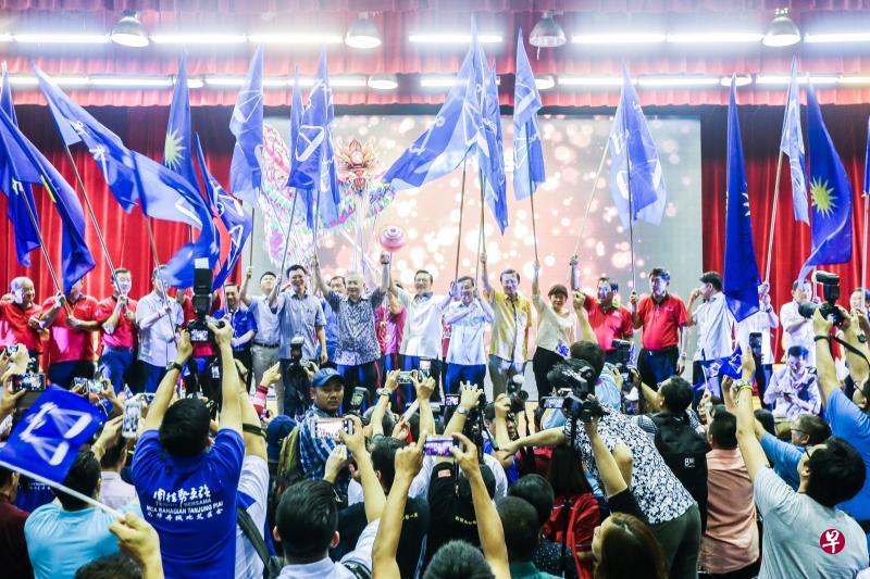 廖中莱(左九)昨天率领柔佛丹绒比艾国会议员黄日升(左五起)、马青总团长张盛闻、马华副总会长蔡智勇、魏家祥、副总会长周美芬(右七起)、柔佛署理主席郑修强及副总会长何国忠等党中央领袖到柔佛造势,现场反应热烈,座无虚席。(梁伟康摄) 廖中莱(左九)昨天率领柔佛丹绒比艾国会议员黄日升(左五起)、马青总团长张盛闻、马华副总会长蔡智勇、魏家祥、副总会长周美芬(右七起)、柔佛署理主席郑修强及副总会长何国忠等党中央领袖到柔佛造势,现场反应热烈,座无虚席。(梁伟康摄)