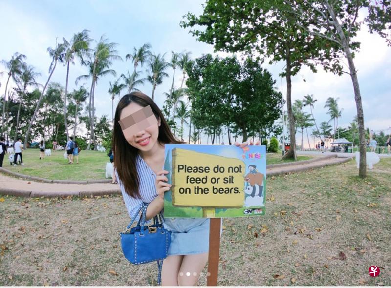 “熊熊遇见你”活动告示牌,列明不能坐在上面。(图/ INSTAGRAM) “熊熊遇见你”活动告示牌,列明不能坐在上面。(图/ INSTAGRAM)