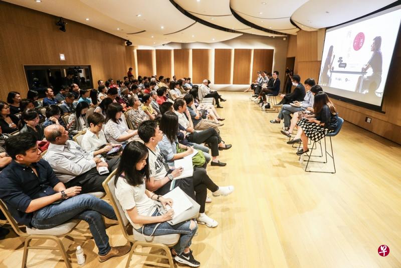 《联合早报》在3月17日举行的《六封信》双语对话会,吸引80名读者参加。(档案照) 《联合早报》在3月17日举行的《六封信》双语对话会,吸引80名读者参加。(档案照)