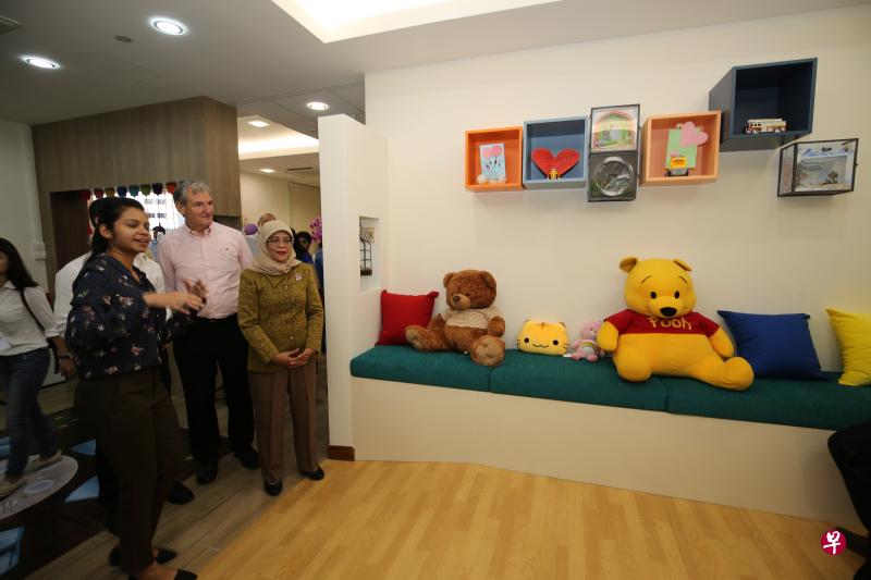 名为“Safe Space@PAVE”的上述儿童保护中心(Child Protection Specialist Centre)位于义顺中路第305座组屋,今早由哈莉玛总统主持开幕礼。(梁麒麟摄) 名为“Safe Space@PAVE”的上述儿童保护中心(Child Protection Specialist Centre)位于义顺中路第305座组屋,今早由哈莉玛总统主持开幕礼。(梁麒麟摄)