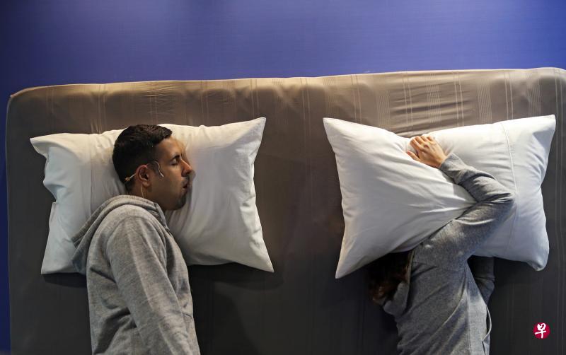 频频大声打鼾,是阻塞性睡眠呼吸暂停症的体征之一。 频频大声打鼾,是阻塞性睡眠呼吸暂停症的体征之一。