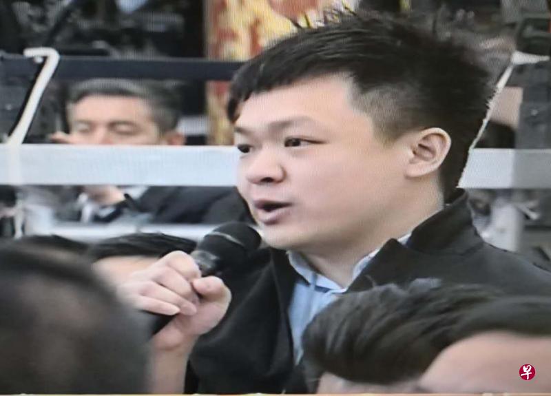 新加坡《联合早报》记者在记者会上向中国总理李克强提问。(视频截图) 新加坡《联合早报》记者在记者会上向中国总理李克强提问。(视频截图)