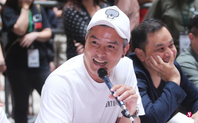 李铭顺(左)审视新人不留余地。(林国明摄) 李铭顺(左)审视新人不留余地。(林国明摄)