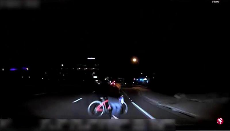 美国坦佩市警方21日公布的视频显示死亡的行人走过优步自动驾驶车前的刹那。(路透社) 美国坦佩市警方21日公布的视频显示死亡的行人走过优步自动驾驶车前的刹那。(路透社)