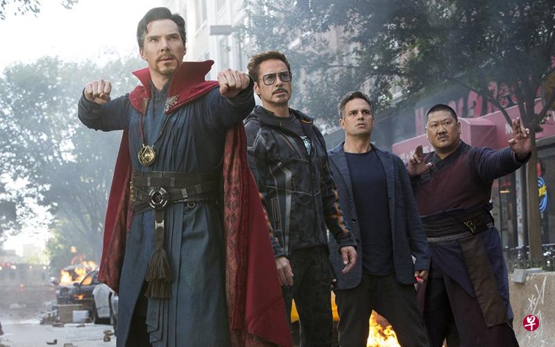 《复仇者联盟3》的演员康伯巴奇(左起)、小劳勃道尼、 马克卢法罗与华裔演员本尼迪克特王。(剧照/IMDb) 《复仇者联盟3》的演员康伯巴奇(左起)、小劳勃道尼、 马克卢法罗与华裔演员本尼迪克特王。(剧照/IMDb)