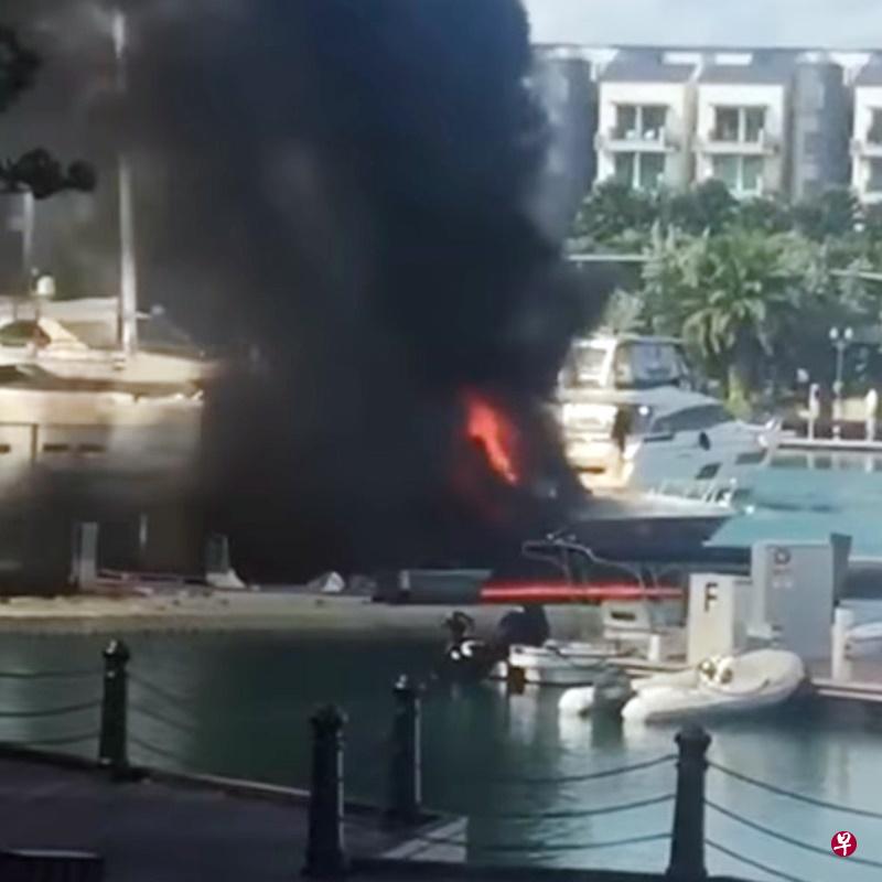 游艇起火,冒出滚滚黑烟。(STOMP) 游艇起火,冒出滚滚黑烟。(STOMP)