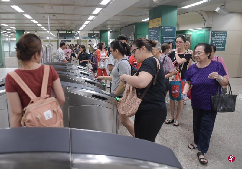公共交通转车规则今年底将修改,地铁乘客出闸后在15分钟内到另一个地铁站转车,无须多支付一次的上车费。(档案照) 公共交通转车规则今年底将修改,地铁乘客出闸后在15分钟内到另一个地铁站转车,无须多支付一次的上车费。(档案照)