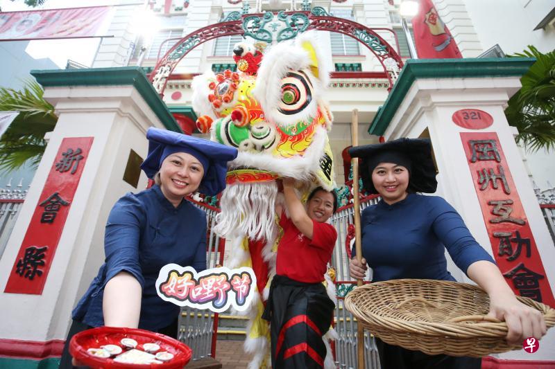 发起“好嘢节”的冈州会馆青年团主任黄钰清(中)、清远会馆总务李俐仪(左)和碧山民众俱乐部青年团主任邓恩屏合作,准备了醒狮和粤剧等表演。他们也准备早期移民的服饰,让公众有机会装扮成红头巾和蓝头巾等。(邝启聪摄) 发起“好嘢节”的冈州会馆青年团主任黄钰清(中)、清远会馆总务李俐仪(左)和碧山民众俱乐部青年团主任邓恩屏合作,准备了醒狮和粤剧等表演。他们也准备早期移民的服饰,让公众有机会装扮成红头巾和蓝头巾等。(邝启聪摄)