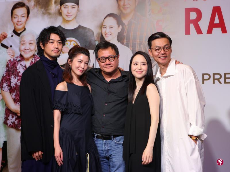《情牵拉面茶》导演邱金海(中)与主演斋藤工(左起)、欧萱、松田圣子、李国煌记者会聚首。 《情牵拉面茶》导演邱金海(中)与主演斋藤工(左起)、欧萱、松田圣子、李国煌记者会聚首。