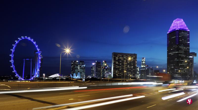 滨海湾周围多座建筑物昨晚亮起蓝灯,以示对世界水日的支持。(邝启聪摄) 滨海湾周围多座建筑物昨晚亮起蓝灯,以示对世界水日的支持。(邝启聪摄)