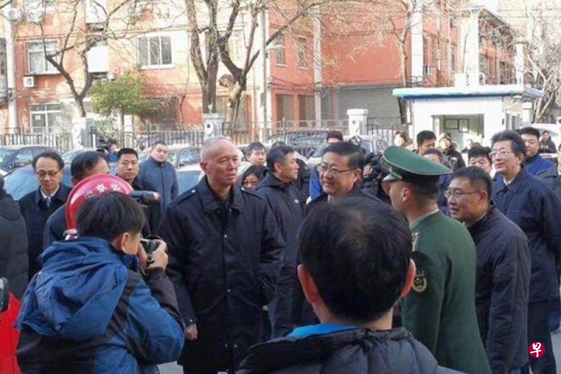 去年12月3日,在大规模清理外来人口居住地遭舆论猛烈抨击的背景下,中共北京市委书记蔡奇现身北京街头检查民生项目落实情况。(左/互联网) 去年12月3日,在大规模清理外来人口居住地遭舆论猛烈抨击的背景下,中共北京市委书记蔡奇现身北京街头检查民生项目落实情况。(左/互联网)