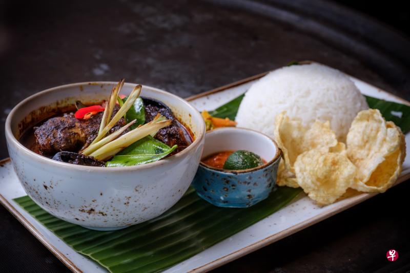 黑壳果焖鸡是经典娘惹菜。(餐馆提供) 黑壳果焖鸡是经典娘惹菜。(餐馆提供)