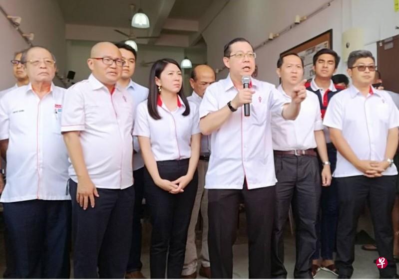 林冠英(右三)宣佈杨美盈(左三)及黄益豪(右二)来届大选将出战峇吉里国会议席和文打烟州议席。左起为林吉祥与余德华,右一是蔡伟明。(星洲日报) 林冠英(右三)宣佈杨美盈(左三)及黄益豪(右二)来届大选将出战峇吉里国会议席和文打烟州议席。左起为林吉祥与余德华,右一是蔡伟明。(星洲日报)