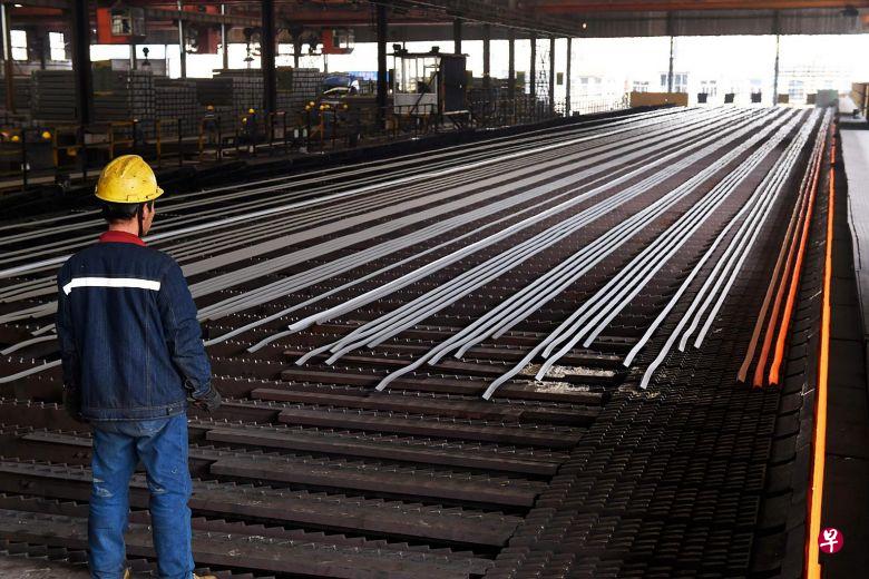 美国宣布将对中国商品大规模加征关税八小时后,中国也宣布拟对自美进口的农产和钢铝产品加征关税,拉开了贸易战序幕。图为中国的一家钢铁工厂。(法新社) 美国宣布将对中国商品大规模加征关税八小时后,中国也宣布拟对自美进口的农产和钢铝产品加征关税,拉开了贸易战序幕。图为中国的一家钢铁工厂。(法新社)