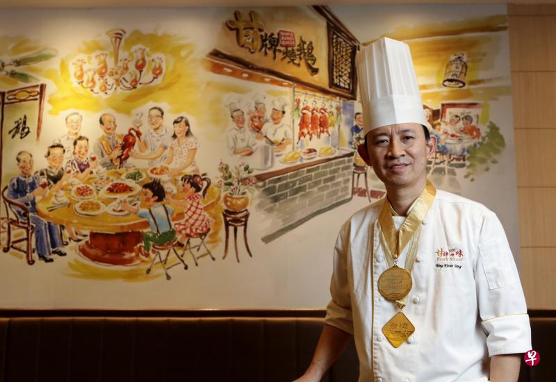 本地甘牌烧味执行总厨黄群生与香港甘家三代结下深厚的主雇情。 本地甘牌烧味执行总厨黄群生与香港甘家三代结下深厚的主雇情。