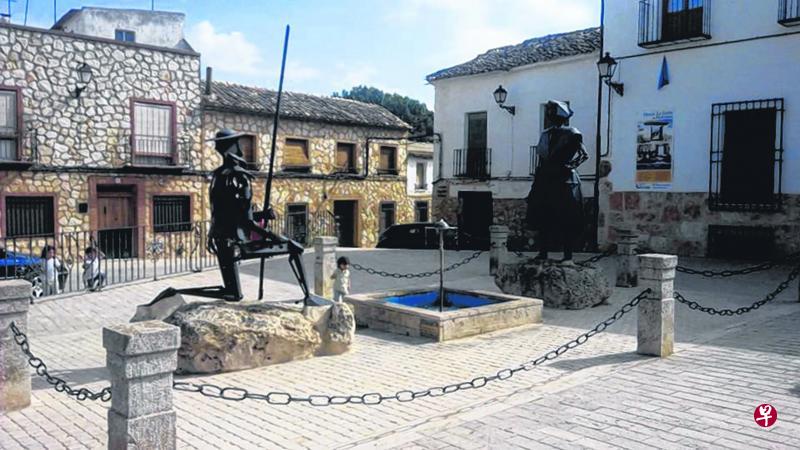 堂吉诃德和“情人”达欣妮亚在埃尔托波索小广场留下浪漫的故事。 堂吉诃德和“情人”达欣妮亚在埃尔托波索小广场留下浪漫的故事。