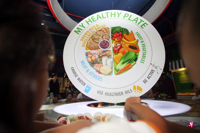 家长可以“我的健康餐盘”为依据,准备孩子的食物。(档案照) 家长可以“我的健康餐盘”为依据,准备孩子的食物。(档案照)