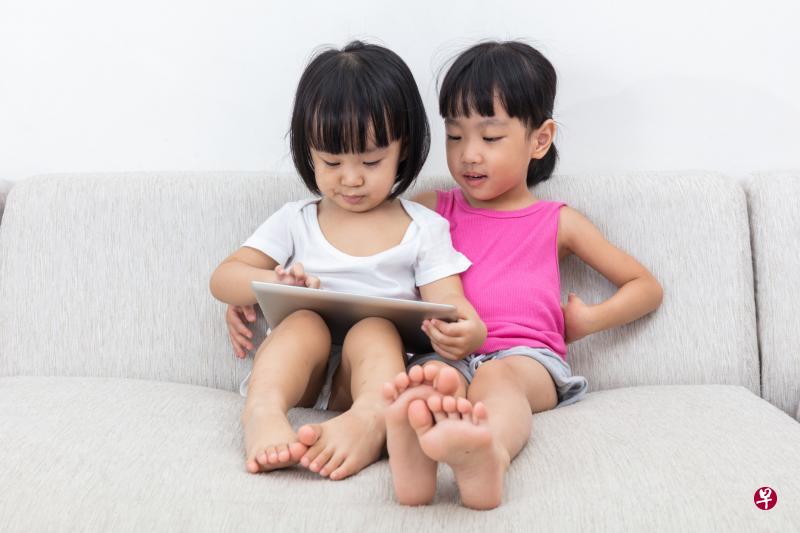 使用数码产品接触网络世界,已成了孩子们的新乐园。(iStock图片) 使用数码产品接触网络世界,已成了孩子们的新乐园。(iStock图片)