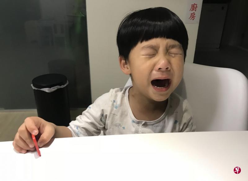 孩子临睡前哭求要吃海苔,在妈妈“温柔坚持”下学会什么叫信守承诺。 孩子临睡前哭求要吃海苔,在妈妈“温柔坚持”下学会什么叫信守承诺。
