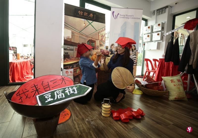 公众可戴上红头巾、穿上深蓝长袖衫和黑裤拍照,从中了解当年“红头巾”的生活面貌。(陈渊庄摄) 公众可戴上红头巾、穿上深蓝长袖衫和黑裤拍照,从中了解当年“红头巾”的生活面貌。(陈渊庄摄)