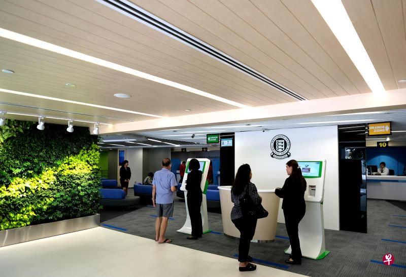 自中央公积金局两年前放宽会员以现金或公积金转款的方式为自己或配偶填补公积金户头的条例以来,有更多人从中获益,其中,条例放宽后转款给另一半的人数去年增长35%。(档案照) 自中央公积金局两年前放宽会员以现金或公积金转款的方式为自己或配偶填补公积金户头的条例以来,有更多人从中获益,其中,条例放宽后转款给另一半的人数去年增长35%。(档案照)