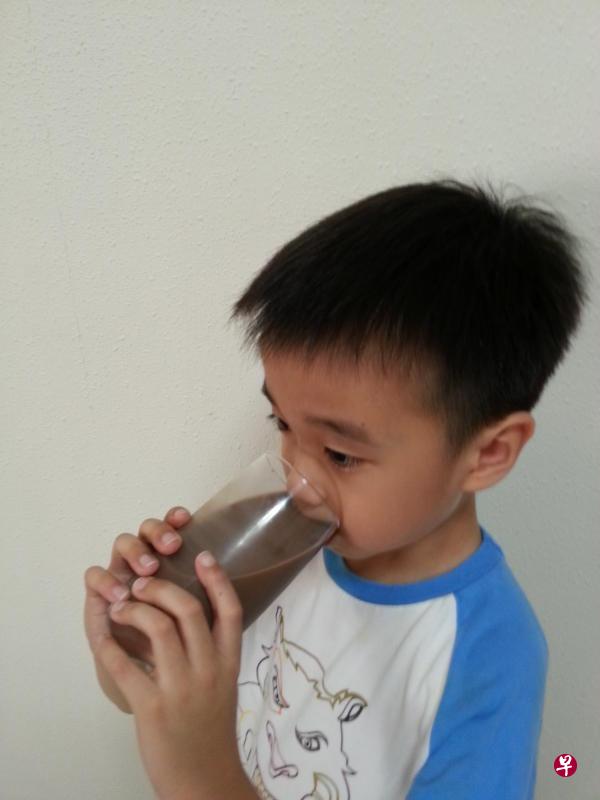 小孩需要摄取足够的钙质,如通过喝牛奶。(档案照) 小孩需要摄取足够的钙质,如通过喝牛奶。(档案照)