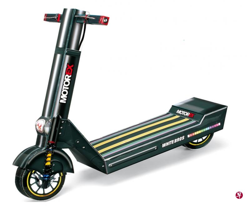 市面出现不少新款纸扎品,包括纸制电动滑板车。(受访者提供) 市面出现不少新款纸扎品,包括纸制电动滑板车。(受访者提供)